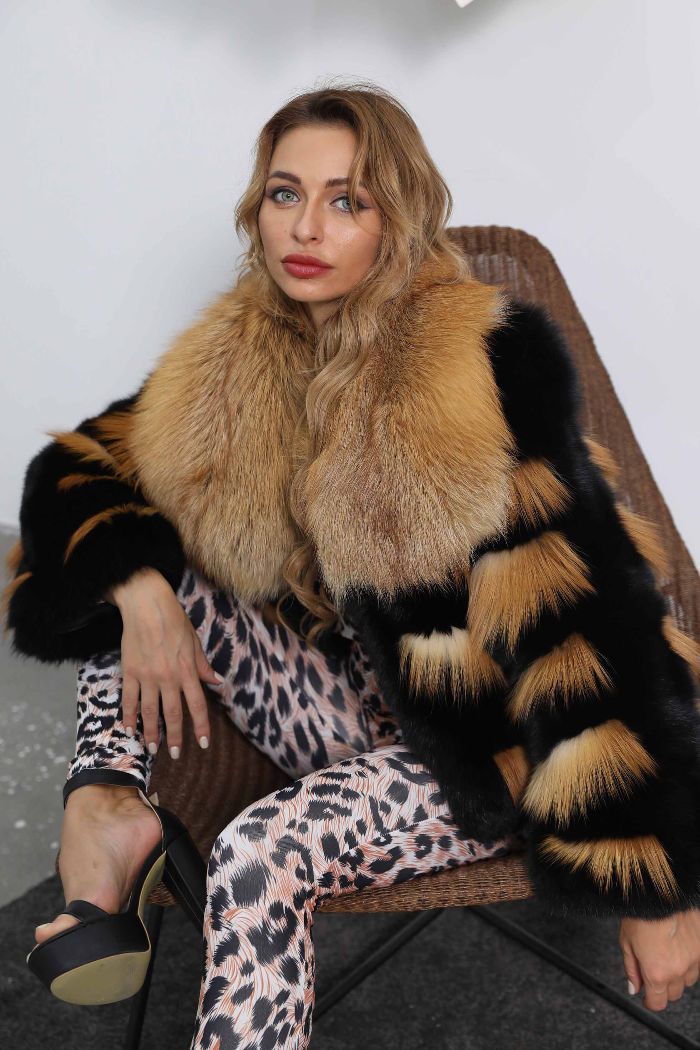 Women's Luxury Fluffy Fox Fur Coat In Winter Black