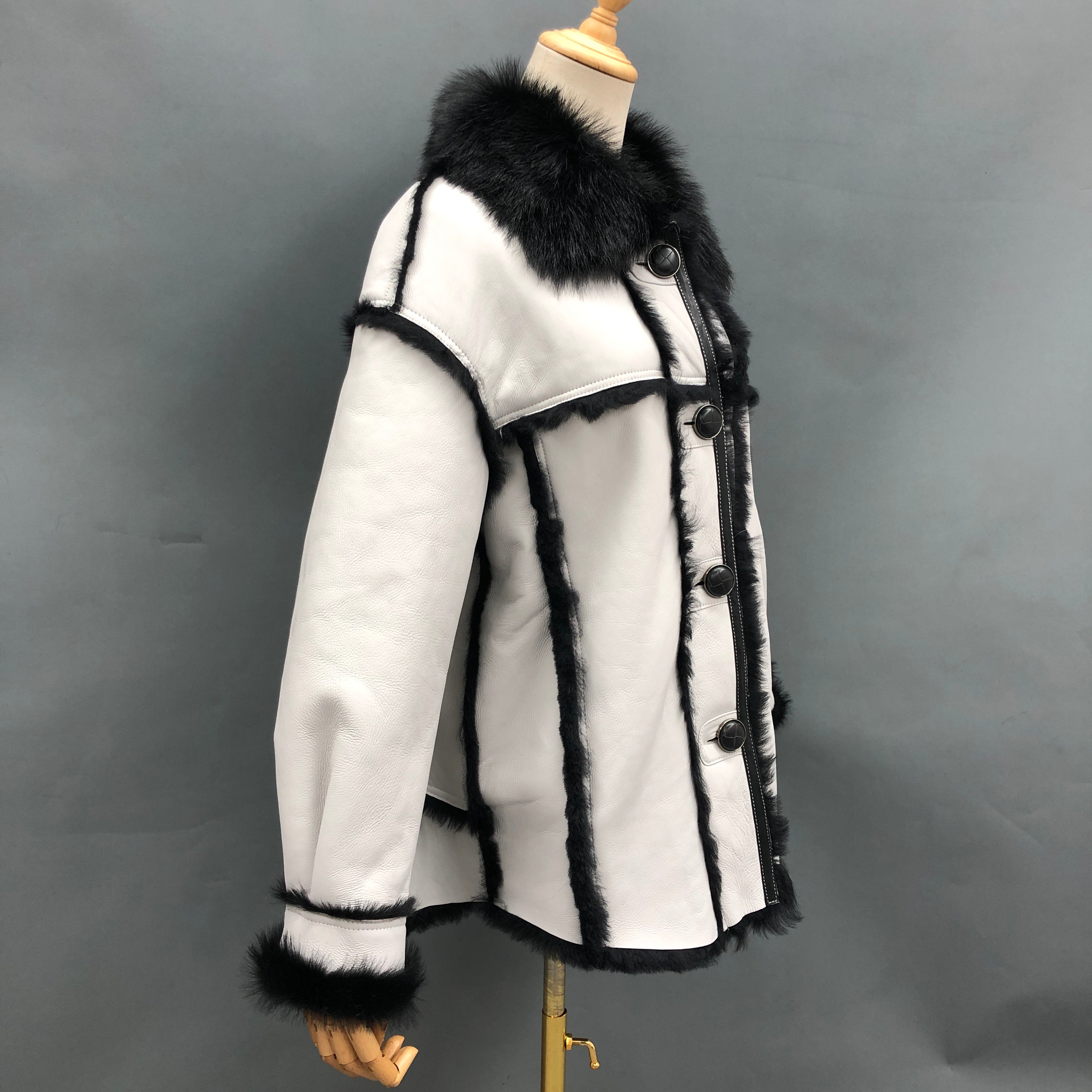 Women's Shearling Leather Jacket with Fox Fur Notched Collar, Drop Shoulder Sleeves & Contrast Fur Trim - Luxe Winter Outerwear