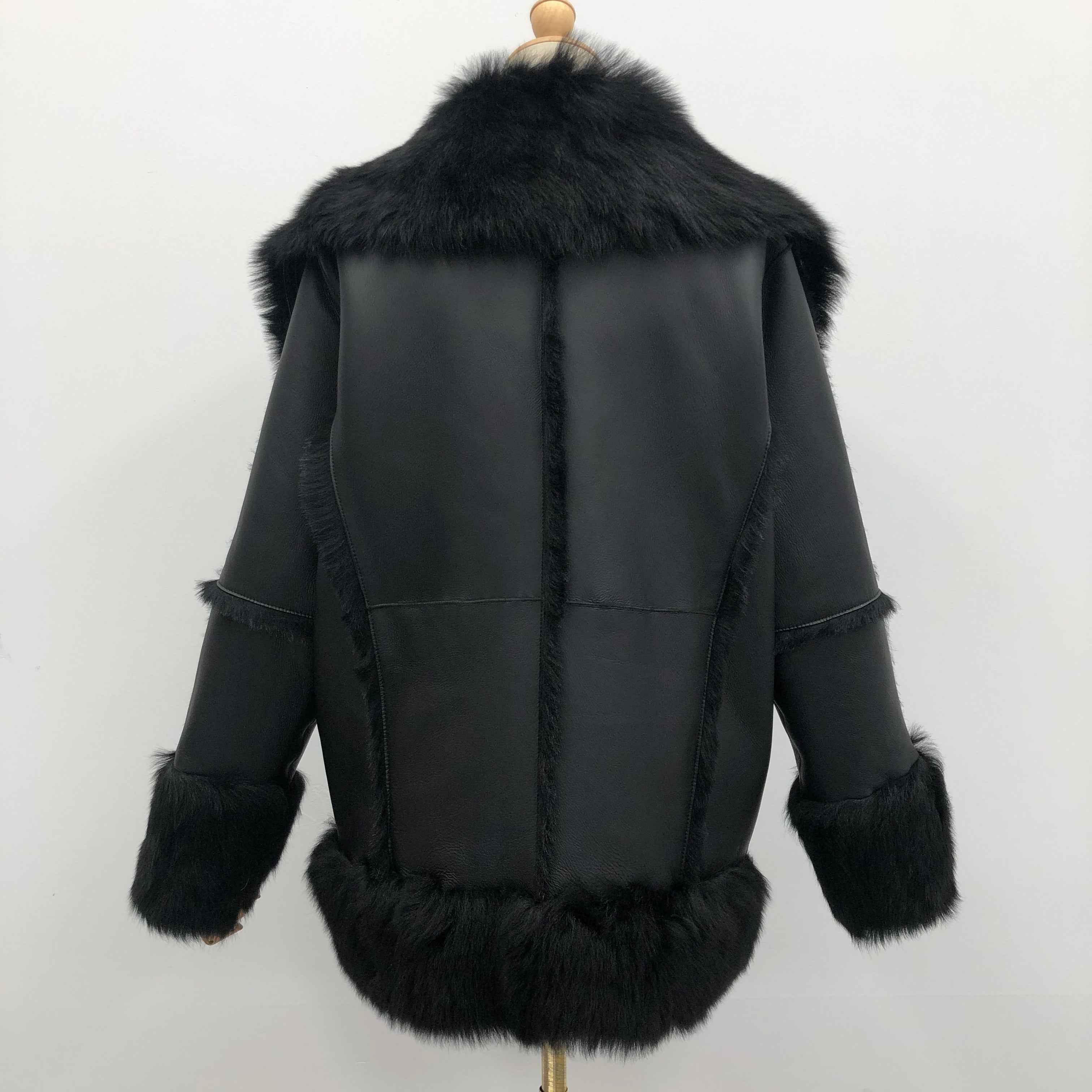 Women's Toscana Shearling Biker Jacket with Oversized Notched Lapel, Fur-Trimmed Cuffs & Color-Block Design - Luxe Winter Outerwear