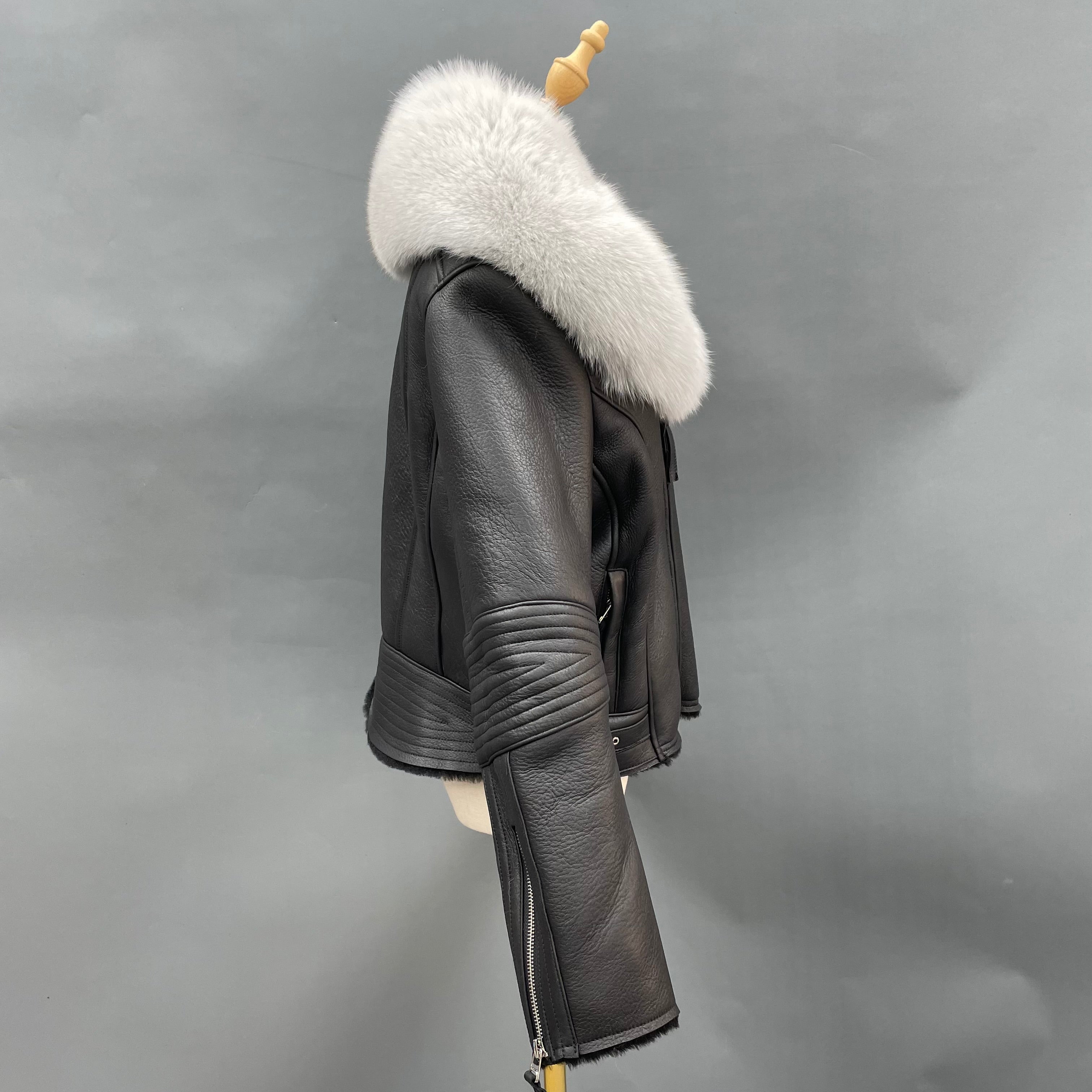 Women's Shearling Leather Jacket with Oversized Fox Fur Collar - Luxe Winter Outerwear