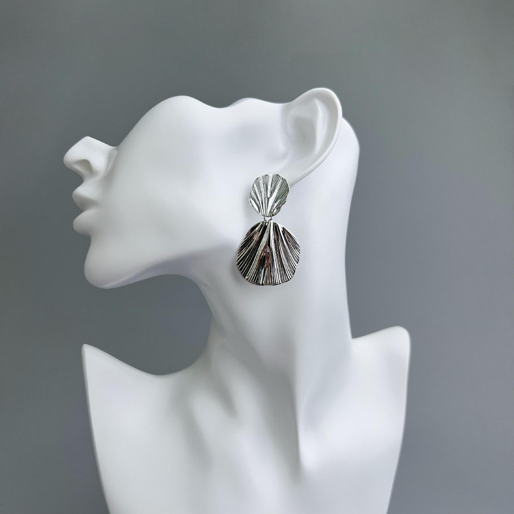 New Style Platinum-White Shell-Shaped Long Stud Earrings with Metal Pendants F Shell-Shaped Earrings