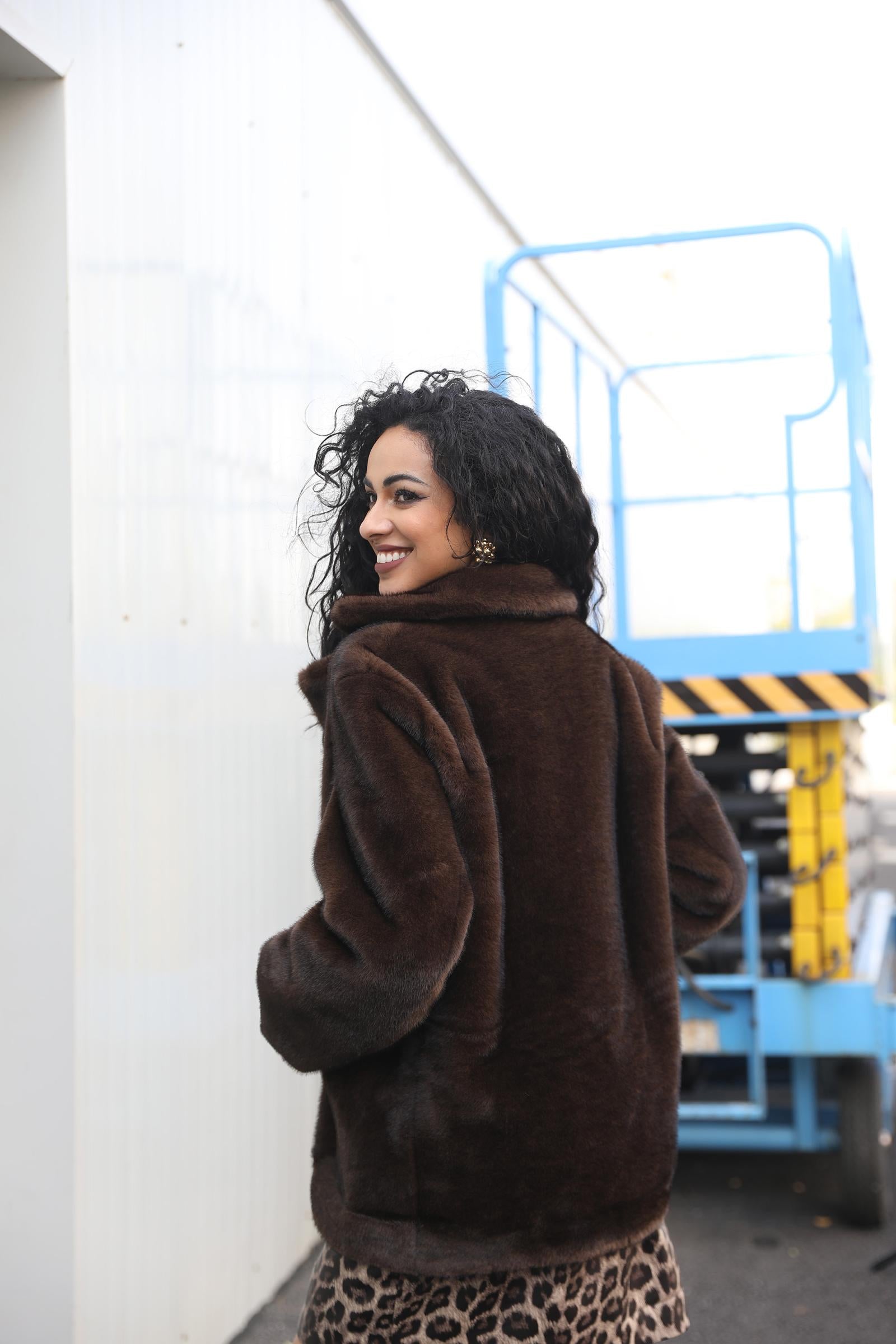 Eco Friendly Faux Fur Coat Women's Sweet and Cool Suit Collar Single Button Short Outerwear Jacket