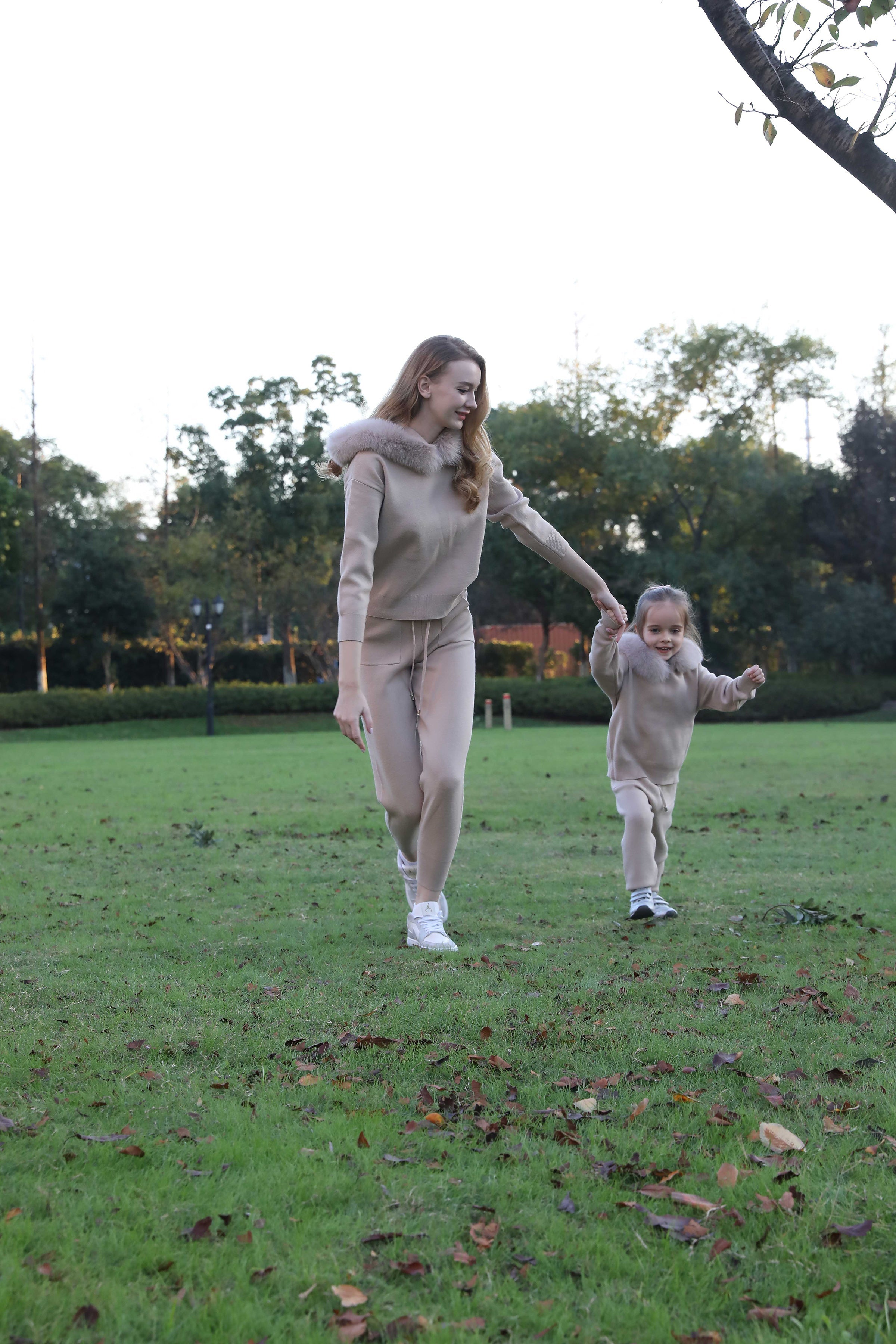 A Morning of Joy in JANEFUR’s Cashmere Parent-Child Outfit 🌿✨