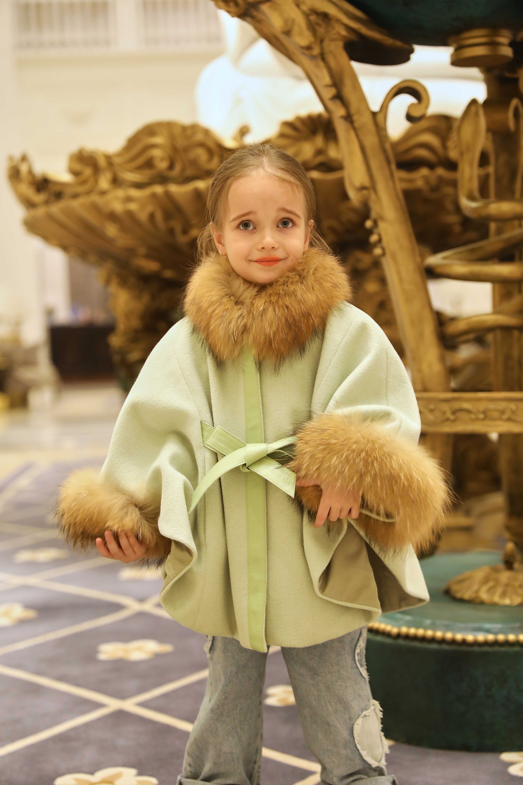 Chic Kids’ Cape with Raccoon Fur Trim – A Cozy Statement Piece for Winter