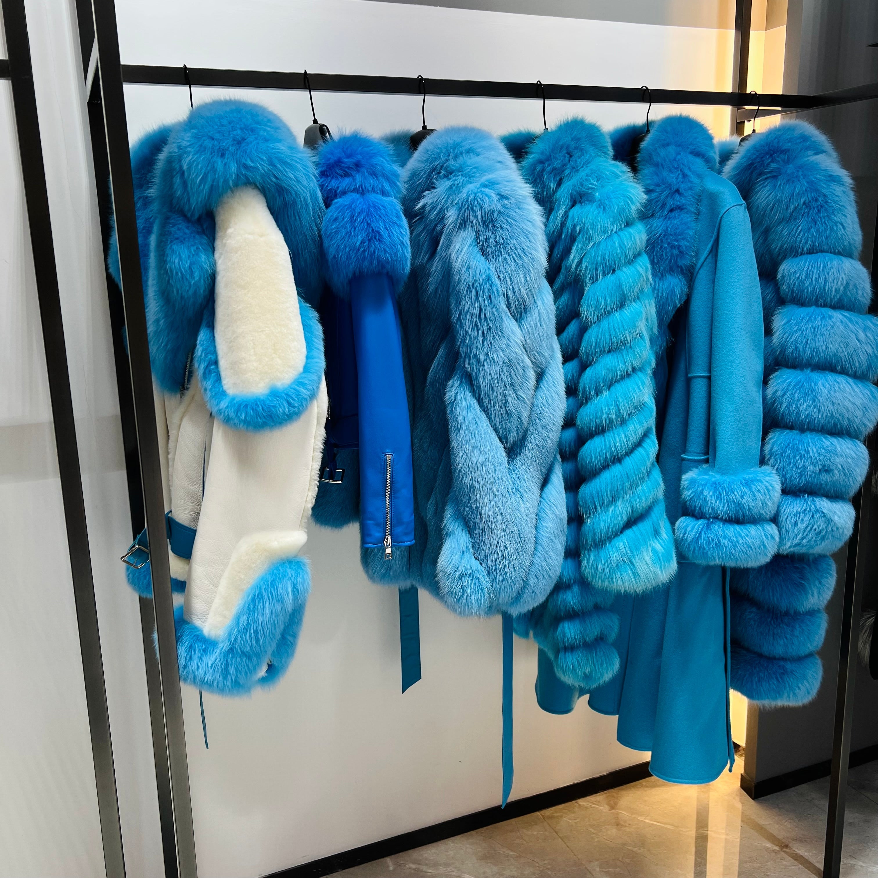 Discover the Elegance of Blue Fox Fur Coats: A Guide to Styles, Differences & How to Choose the Perfect One