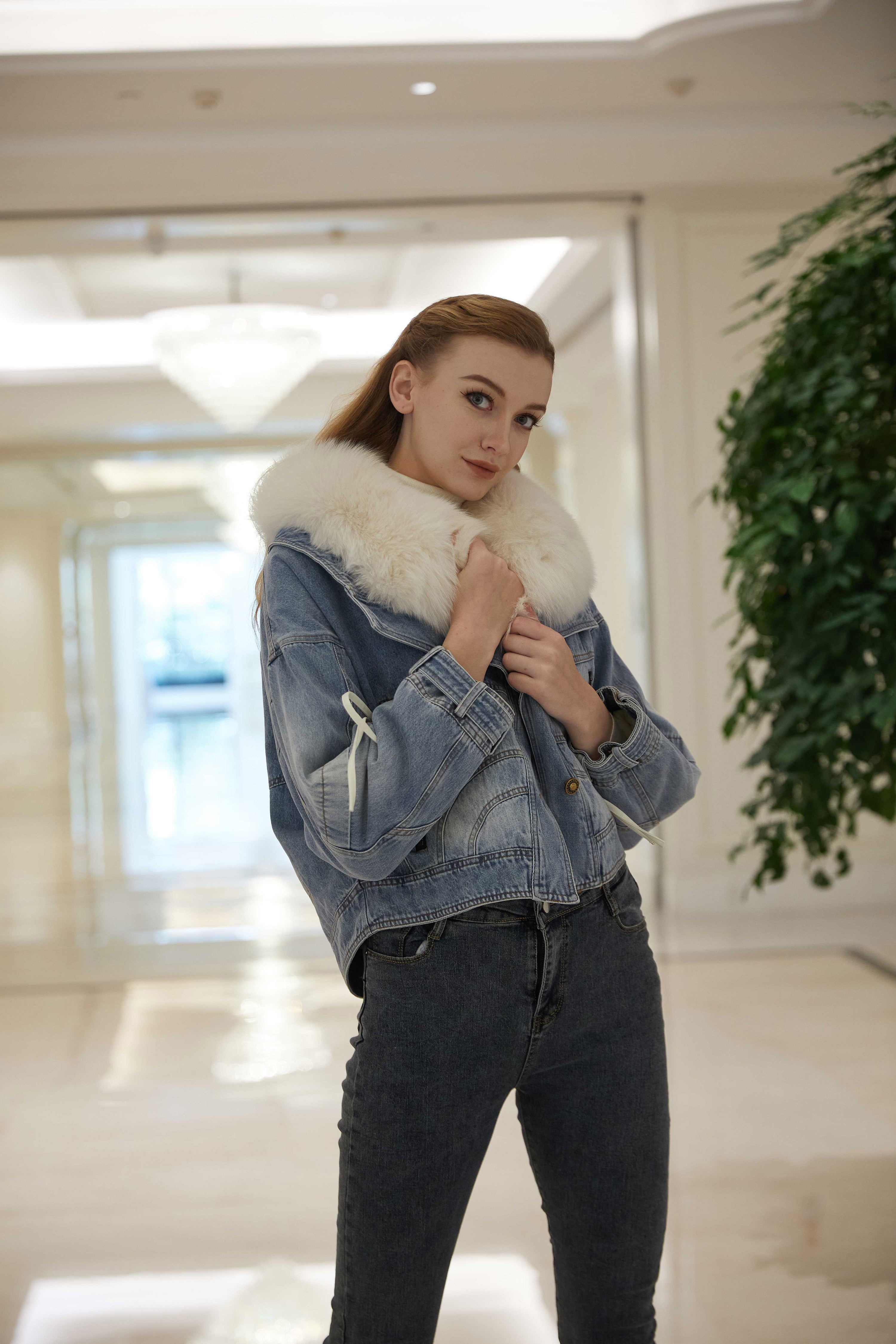 Giacca da donna in denim con ampio risvolto e piumino