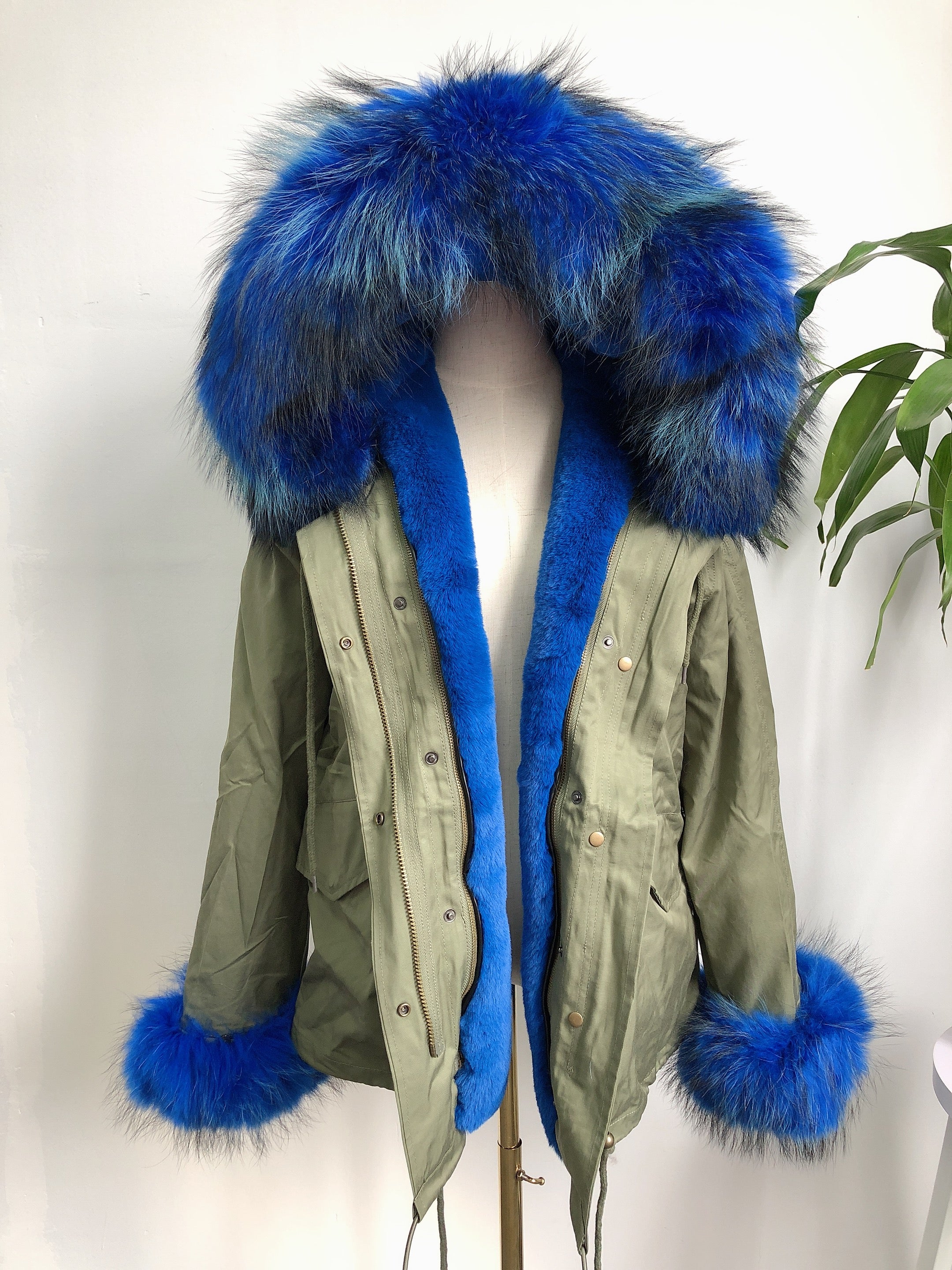 Short Faux Fur Parka – Winter Jacket with Fake Fur Collar & Pom Poms, Warm Outdoor Coat for Cold Weather 1#Green
