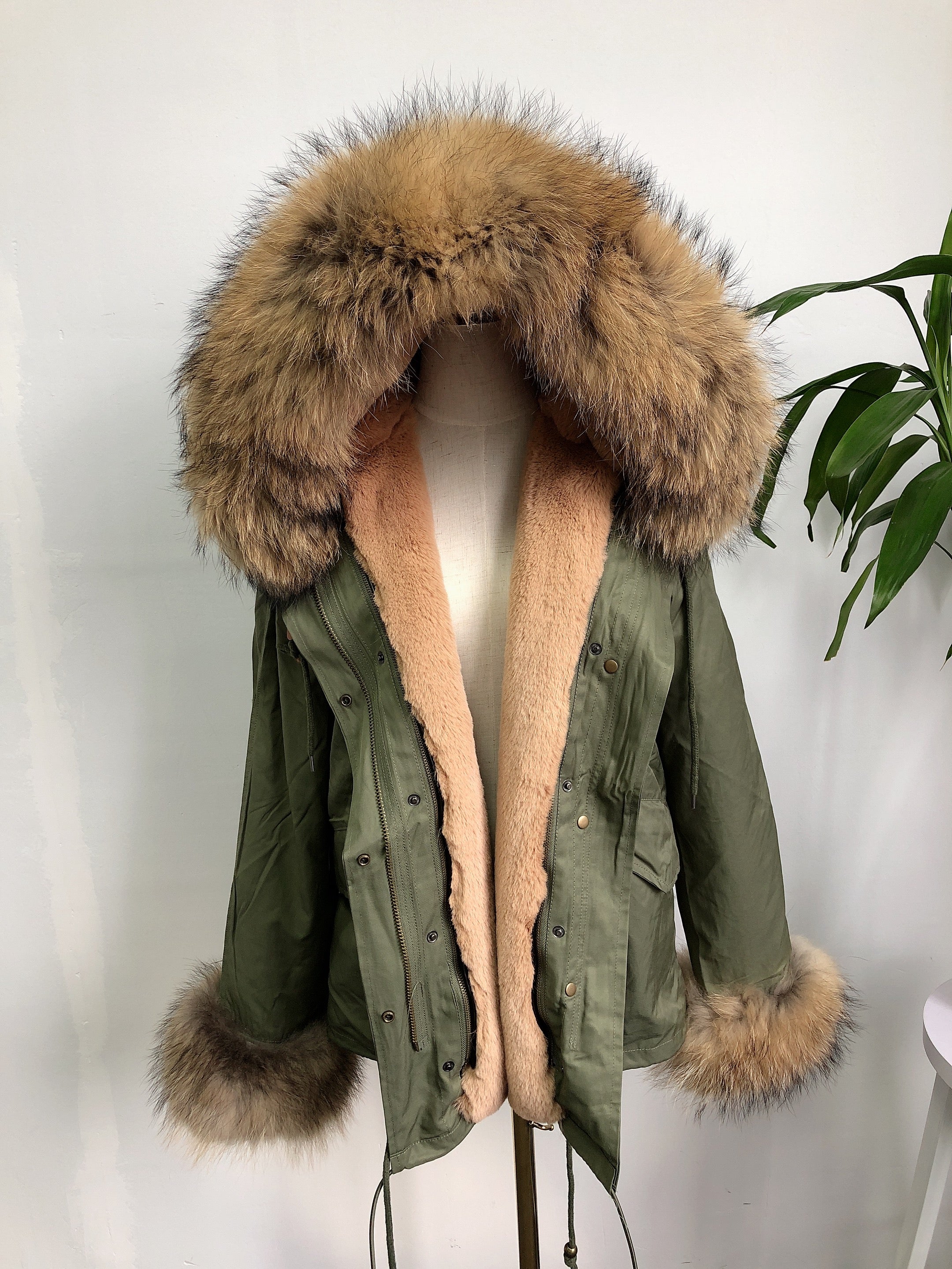 Short Faux Fur Parka – Winter Jacket with Fake Fur Collar & Pom Poms, Warm Outdoor Coat for Cold Weather 2#Green