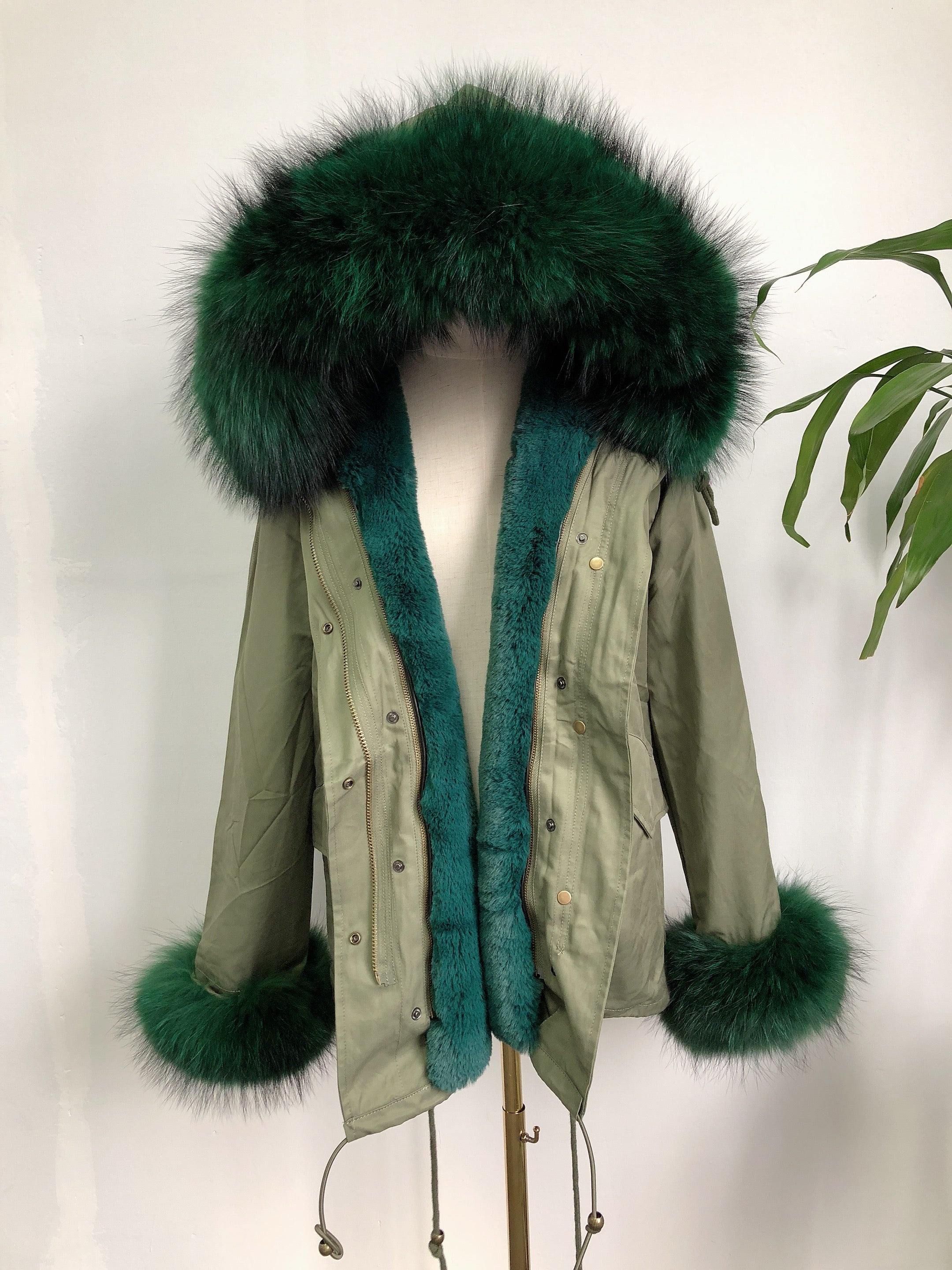 Short Faux Fur Parka – Winter Jacket with Fake Fur Collar & Pom Poms, Warm Outdoor Coat for Cold Weather 3#Green