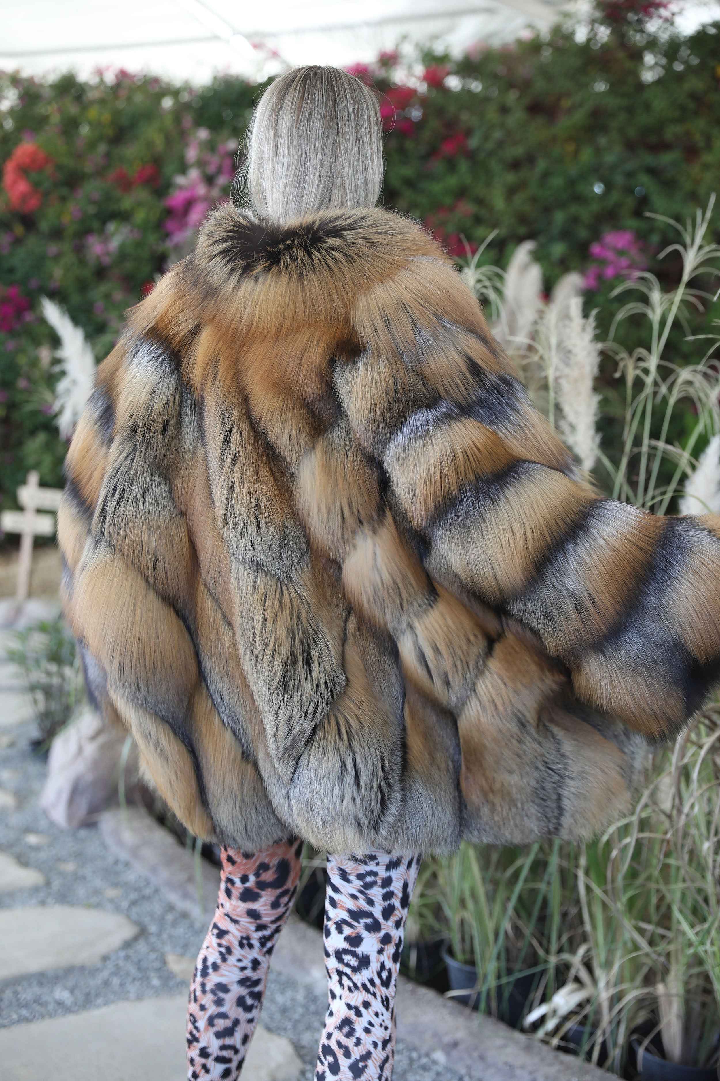 Luxury Real Fox Fur Coat with Bow Tie – Short Women’s Winter Fur Jacket