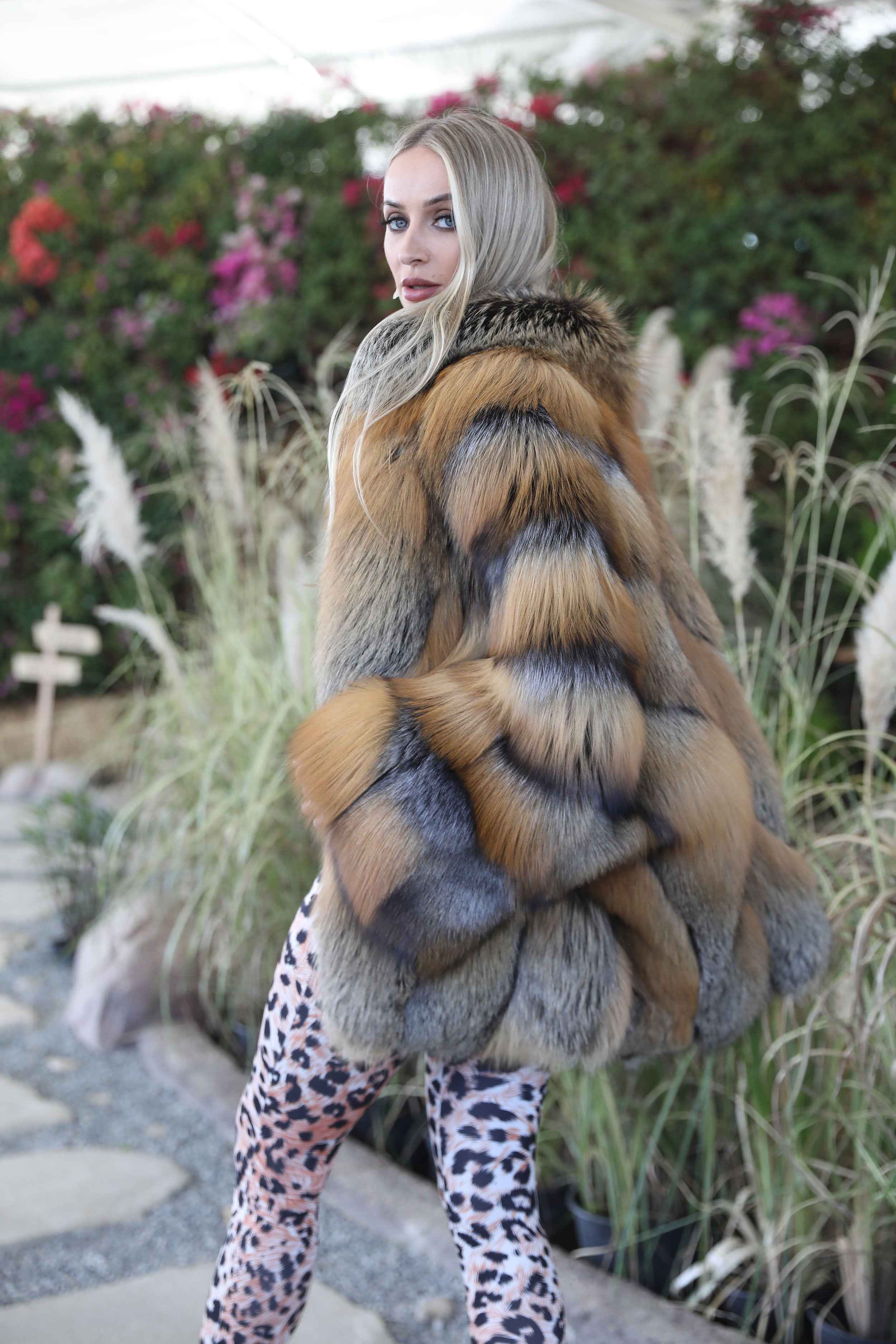 Luxury Real Fox Fur Coat with Bow Tie – Short Women’s Winter Fur Jacket