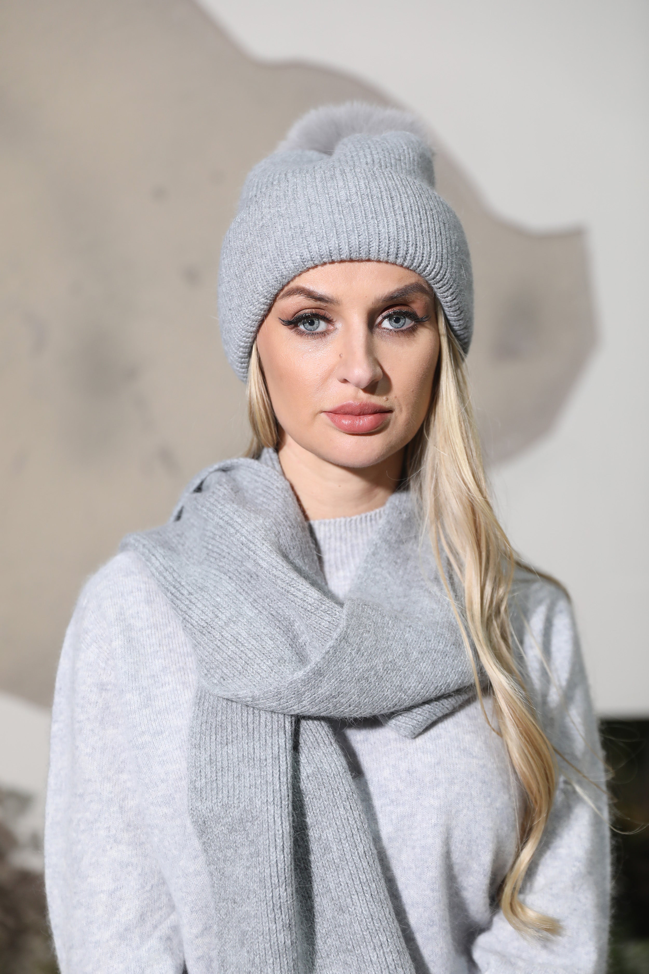 Women’s Gray Knit Beanie with Real Fox Fur Pom-Pom – Elegant Winter Hat for Fashionable Style