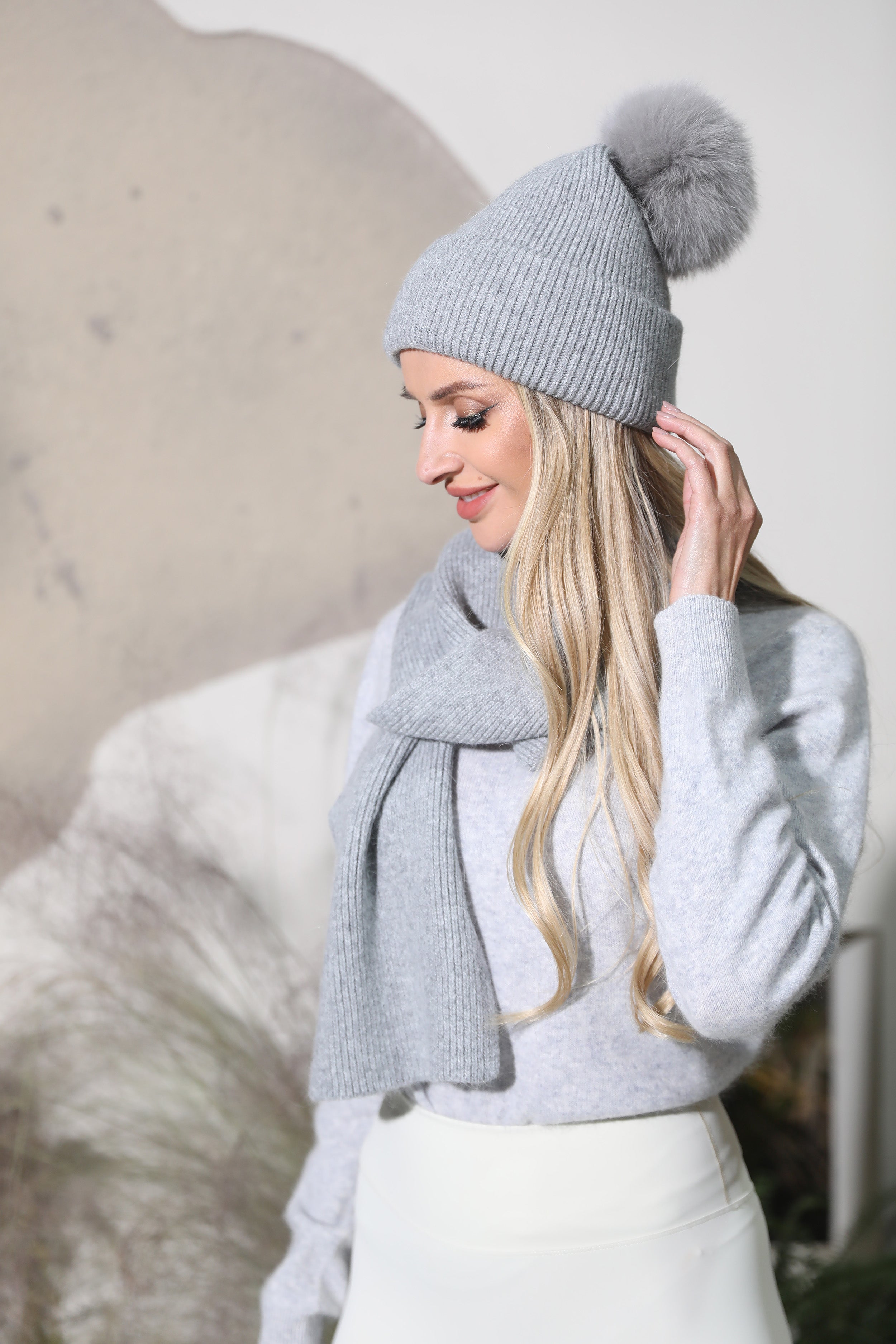 Women’s Gray Knit Beanie with Real Fox Fur Pom-Pom – Elegant Winter Hat for Fashionable Style Grey F