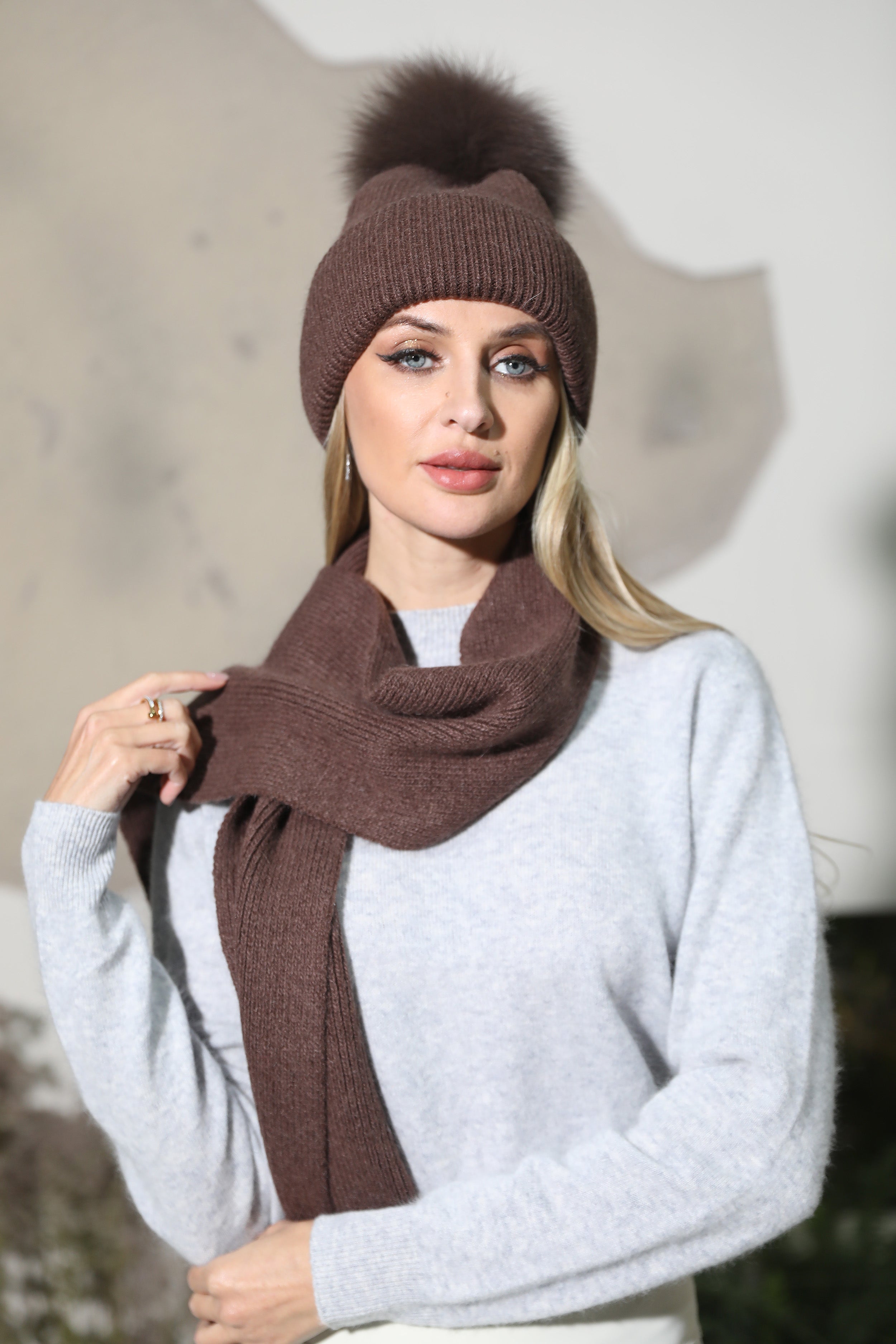 Women’s Gray Knit Beanie with Real Fox Fur Pom-Pom – Elegant Winter Hat for Fashionable Style Brown F