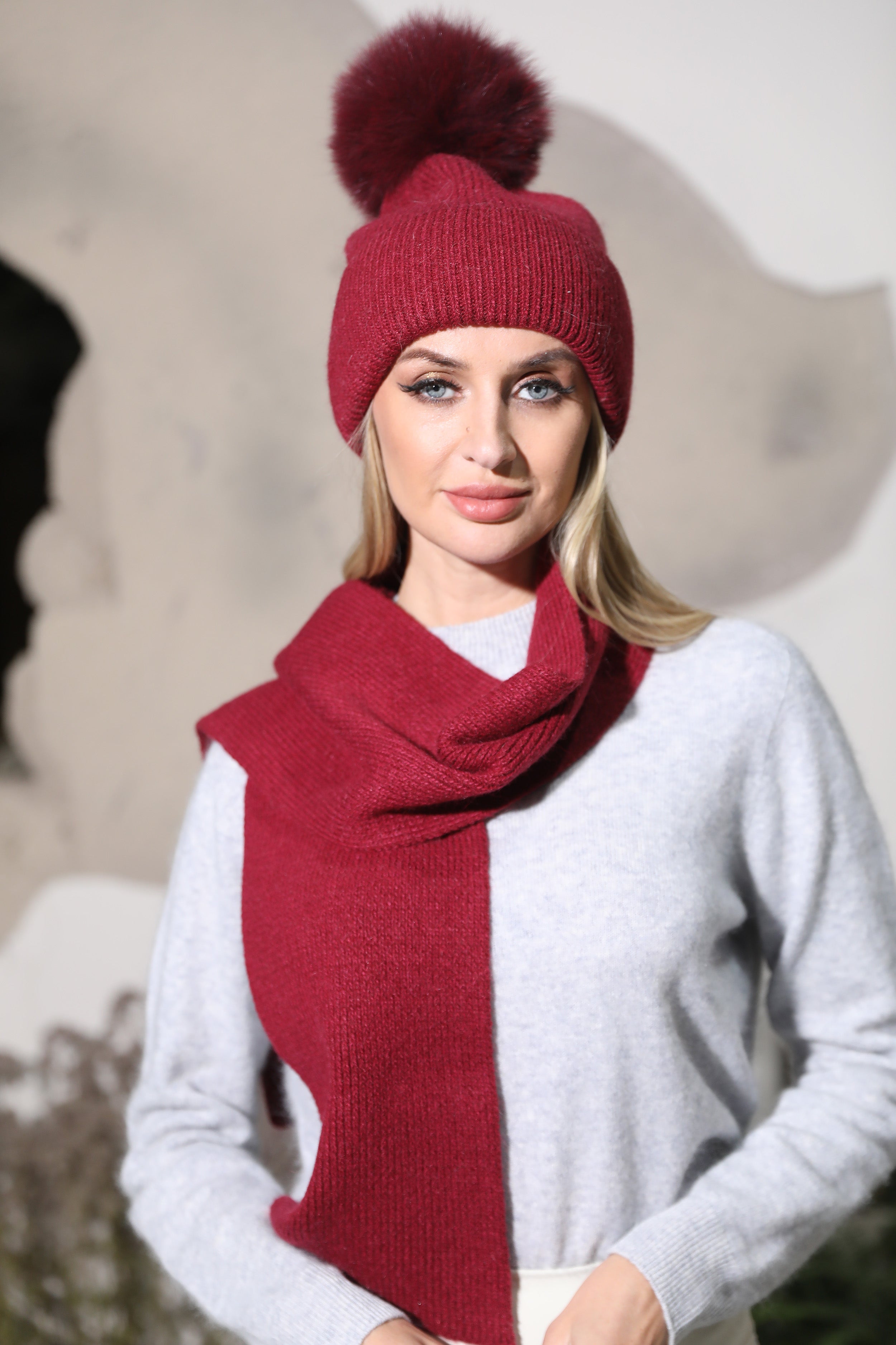 Women’s Gray Knit Beanie with Real Fox Fur Pom-Pom – Elegant Winter Hat for Fashionable Style Red F