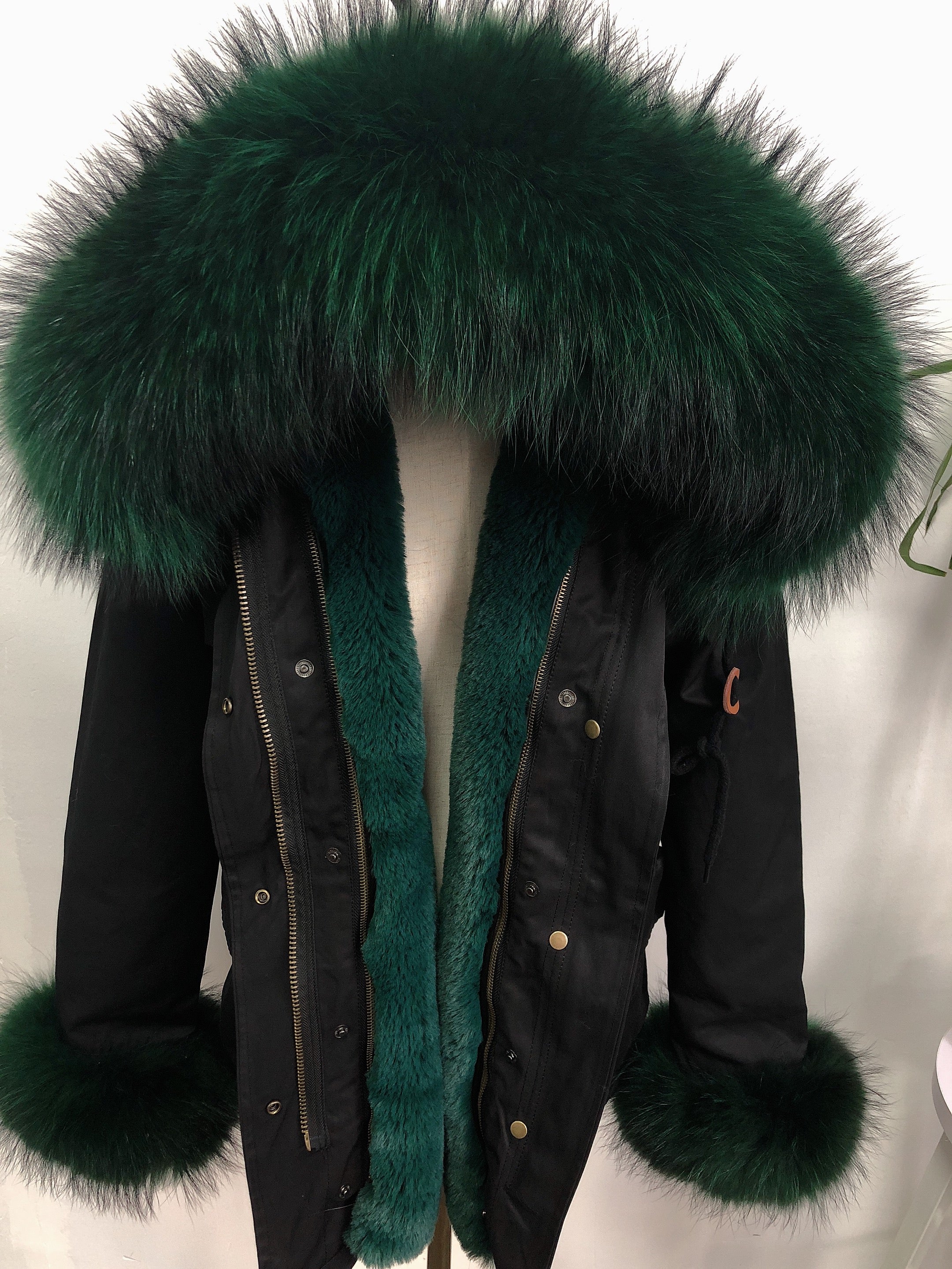 Short Faux Fur Parka – Winter Jacket with Fake Fur Collar & Pom Poms, Warm Outdoor Coat for Cold Weather 1#Black