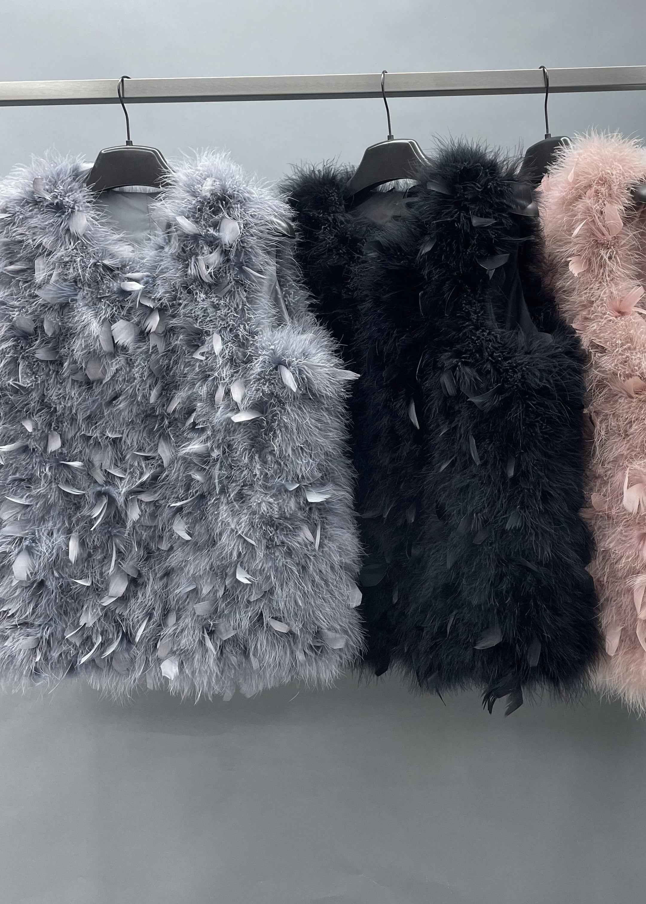 Janefur Wholesale Ladies' Luxury Ostrich & Turkey Feather Sleeveless Short Vest