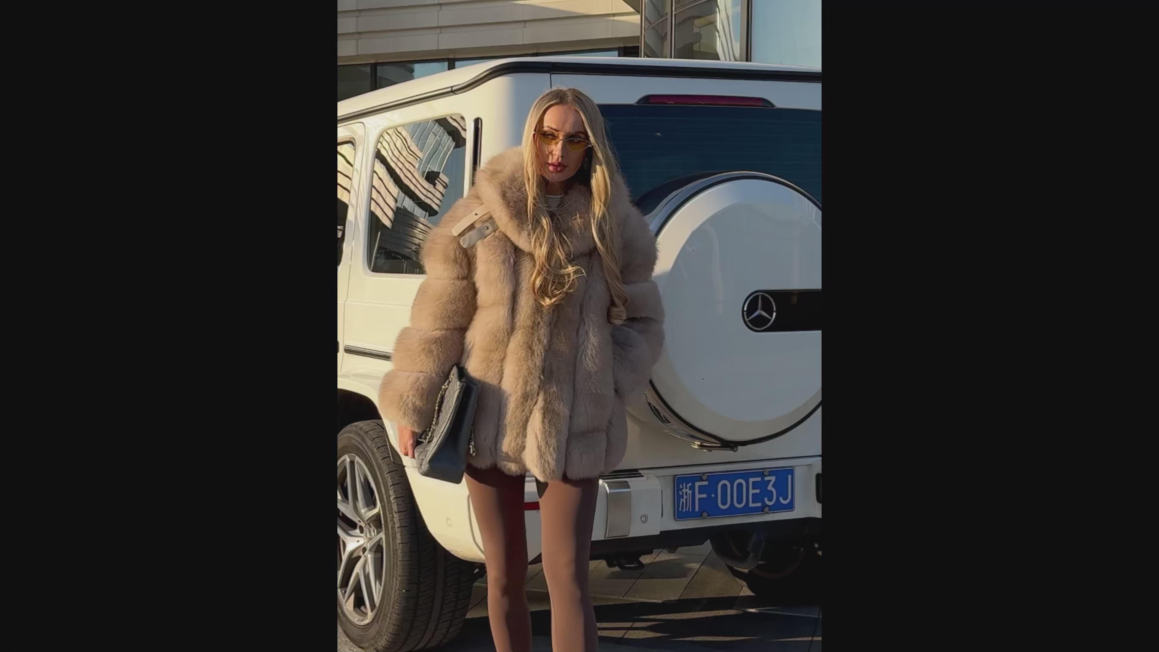 Luxury Natural Fox Fur Coat with Shawl Collar – Short Panelled Women’s Winter Fur Jacket