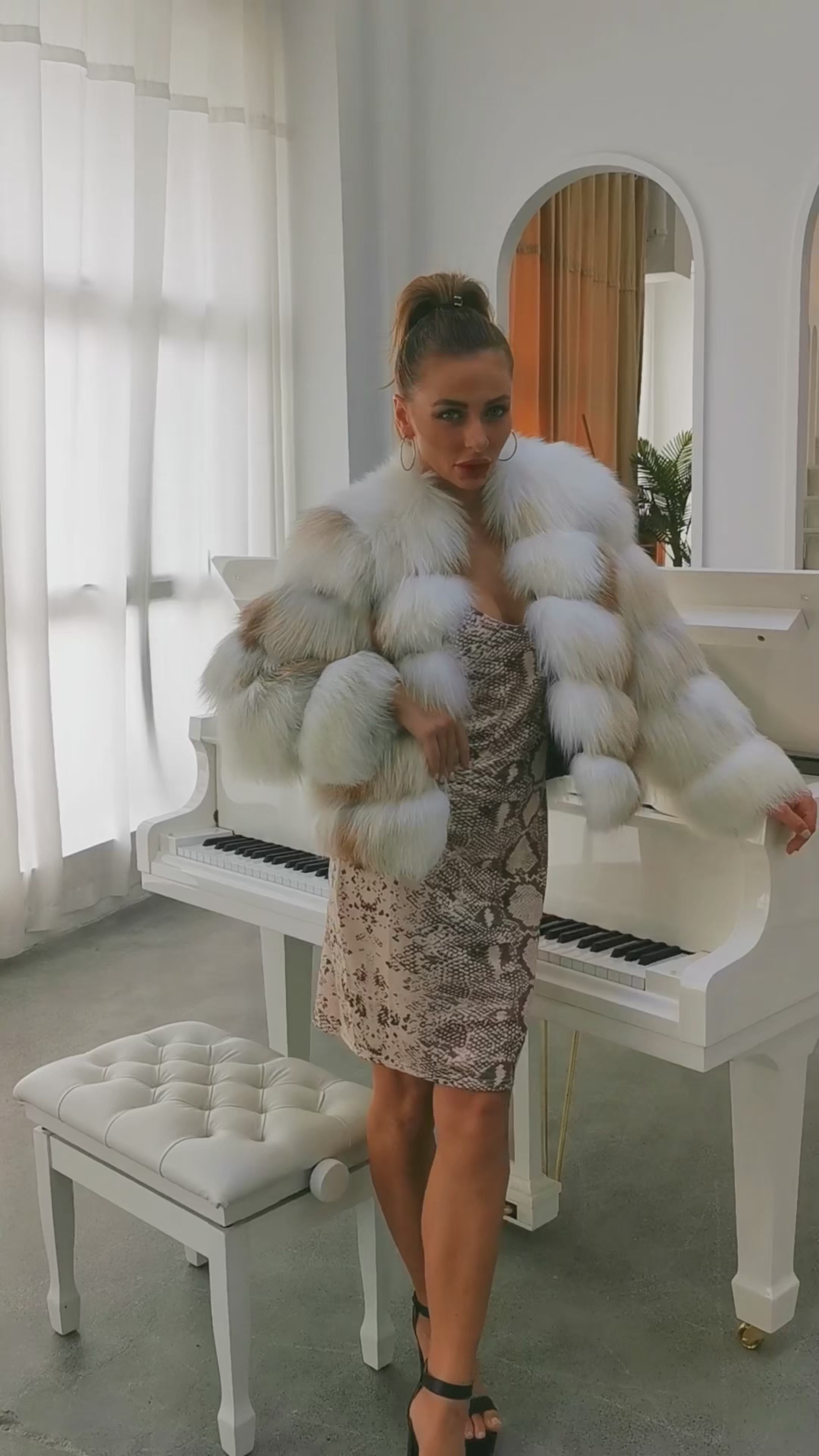 Cappotto corto casual da donna in vera pelliccia di volpe con scollo rotondo