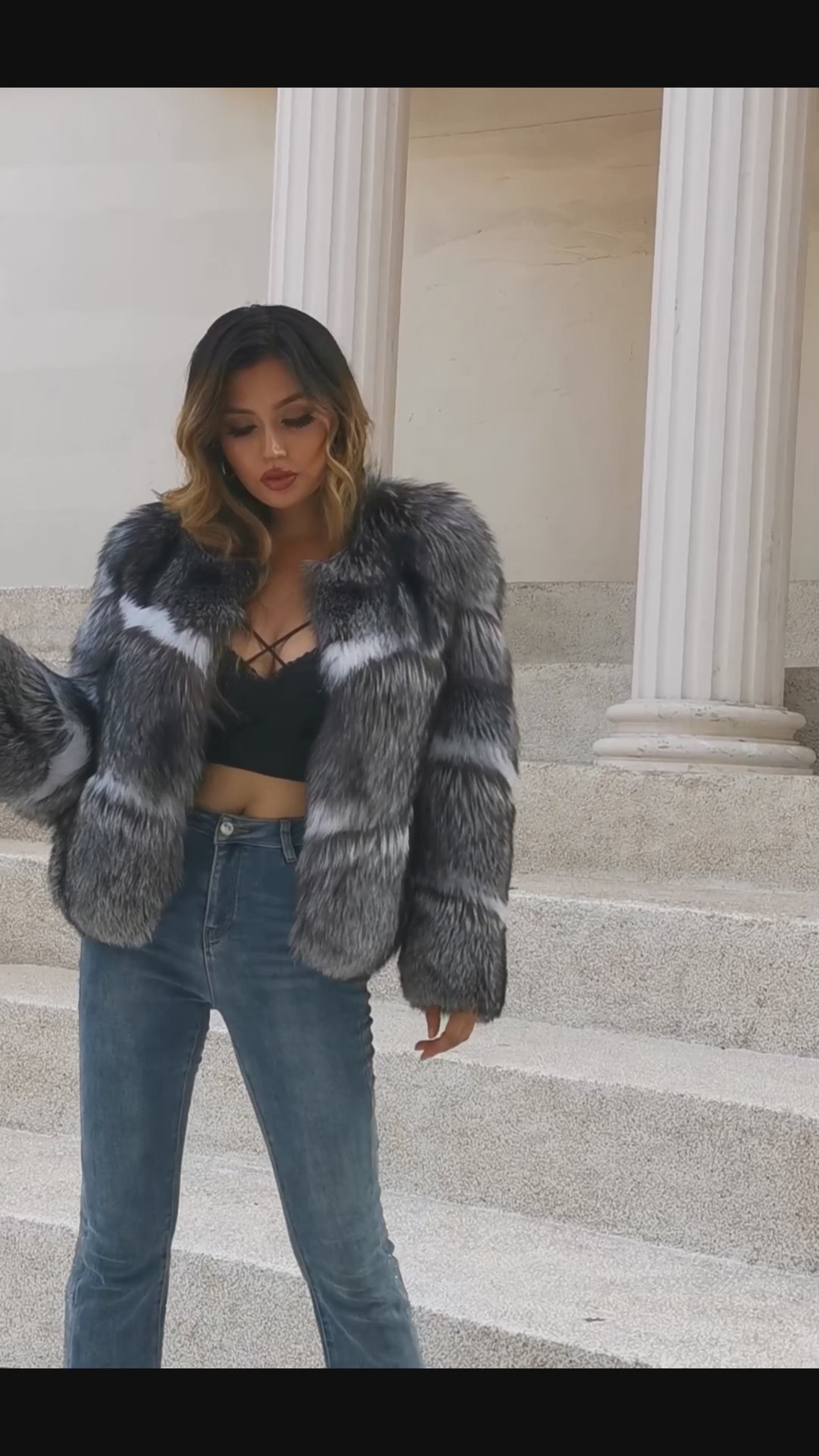 Πολυτελές χειμερινό γυναικείο παλτό με λαιμόκοψη σε ασημί χρώμα από αλεπού