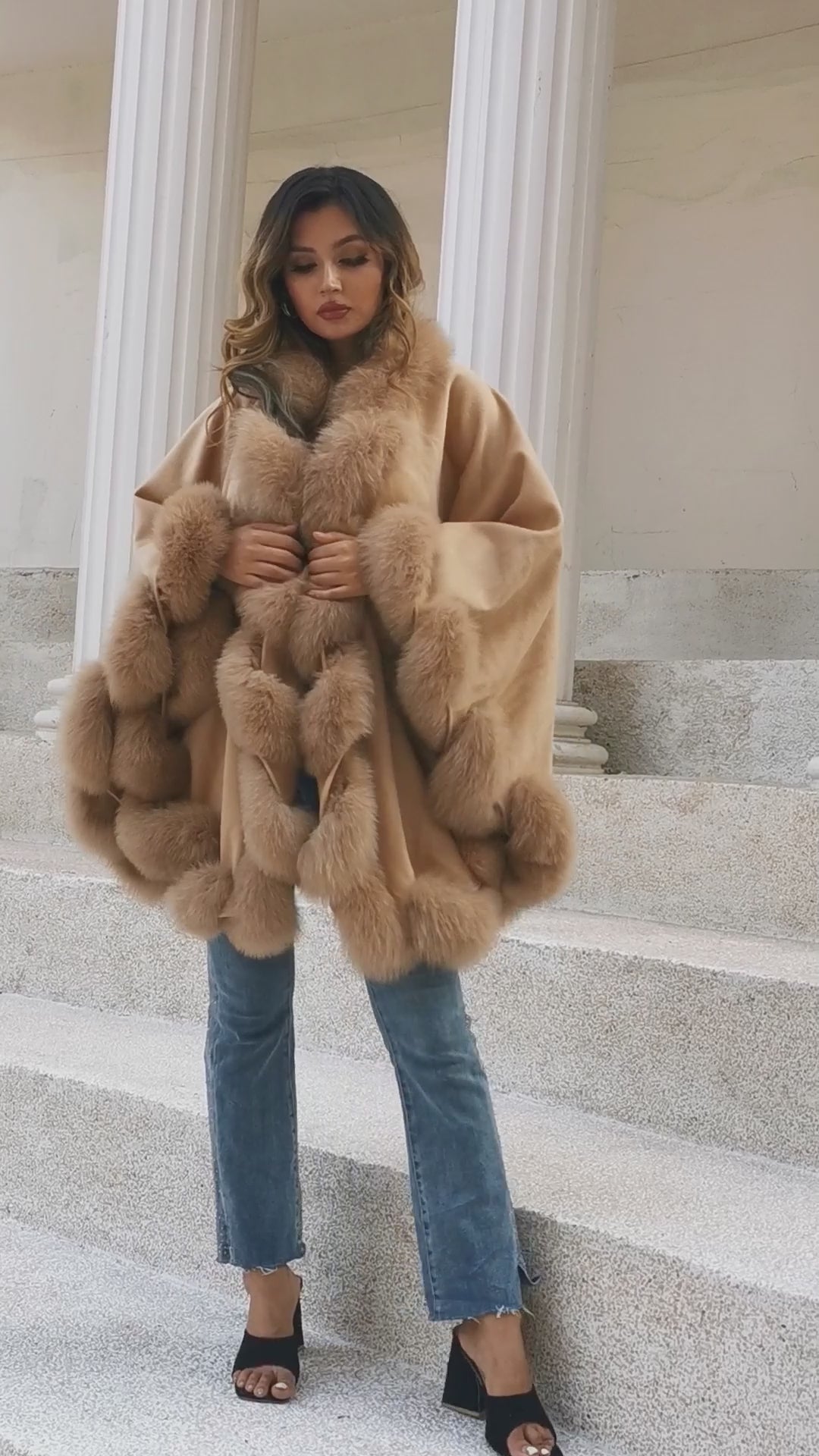 Full Wool Cashmere Cape with Real Fox Fur Fashionable Luxurious Soft Shawl for Women's Coat